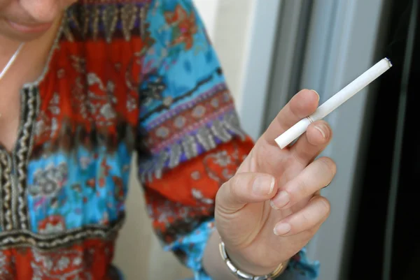 Main de femme avec cigarette — Photo