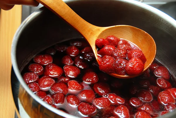 Cocinar conservas de frutas - fresas —  Fotos de Stock