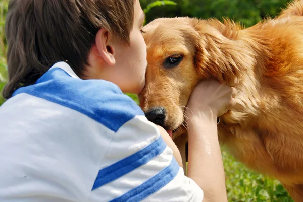Φιλιά σκυλί αγόρι — Φωτογραφία Αρχείου