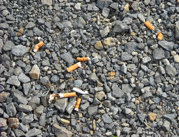 Rabos de cigarro espalhados — Fotografia de Stock