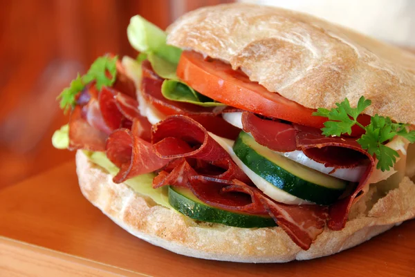 Étvágygerjesztő szendvics sonkával és zöldségekkel — Stock Fotó