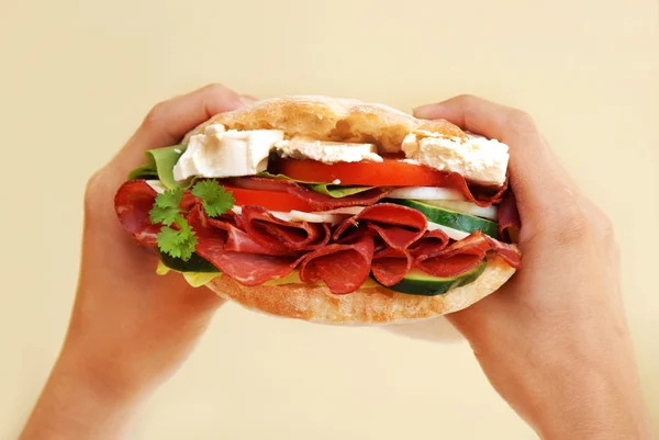 Аппетитный сэндвич с ветчиной и сыром — стоковое фото