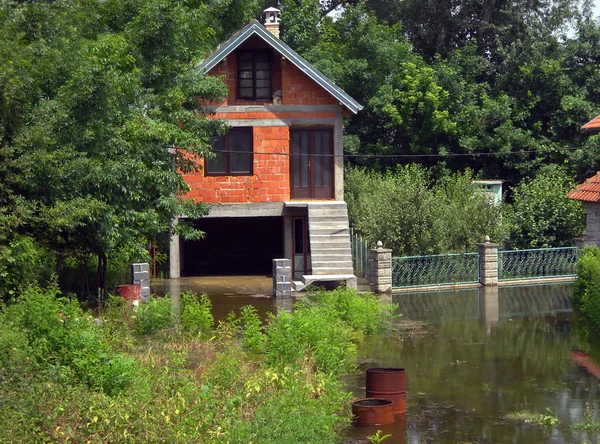 Översvämning, hus omgivet av vatten — Stockfoto