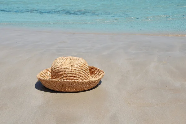 Hat on sand by sea — Stock Photo, Image