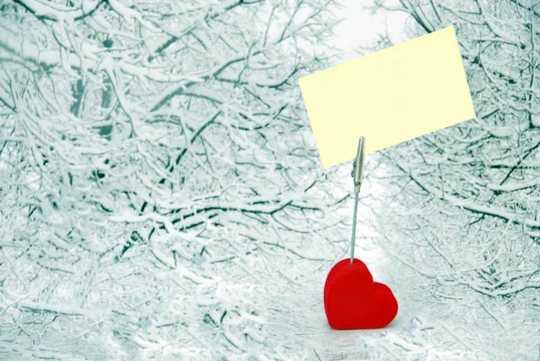 Soporte para el corazón con papel blanco sobre fondo de invierno — Foto de Stock
