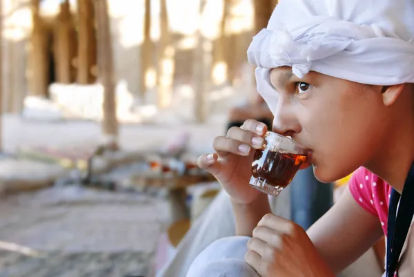 Mädchen trinkt orientalischen Tee — Stockfoto