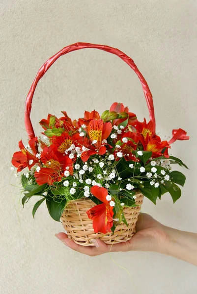 Květiny v košík na ovoce — Stock fotografie