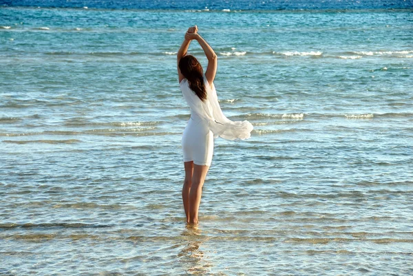 Žena v bílých šatech v moři — Stock fotografie