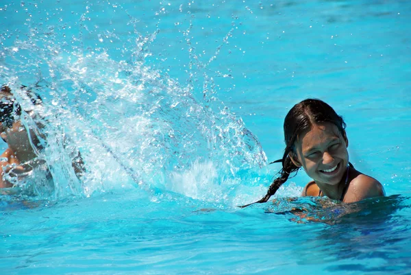 Kids having fun in swimming pool — Stock Photo, Image