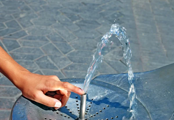 Vatten dricksvattenfontän — Stockfoto