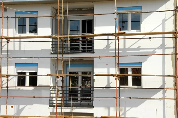 Scaffolding on building facade — Stock Photo, Image