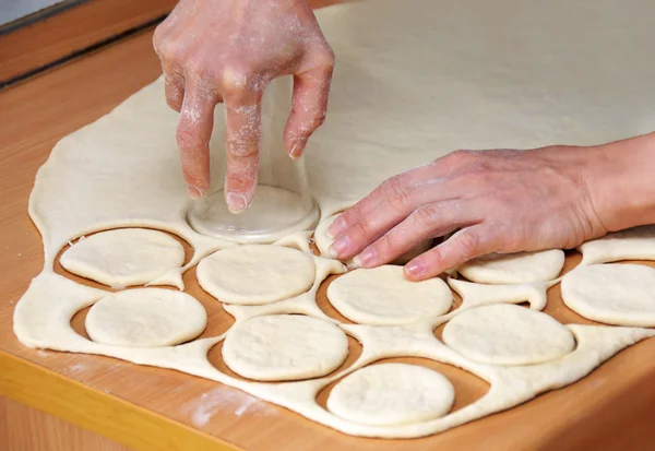 Mãos od massa crua preparação de pastelaria — Fotografia de Stock