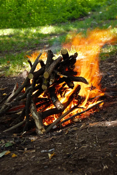 Сценический пылающий огонь — стоковое фото