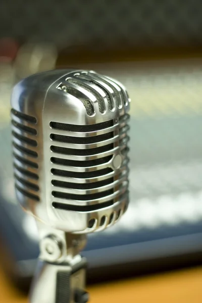 Винтажный микрофон в музыкальной студии — стоковое фото