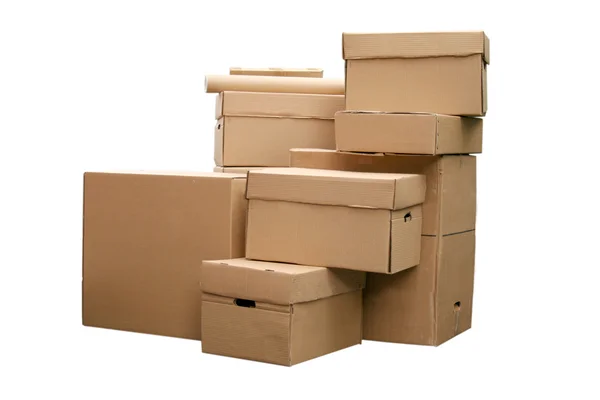 Kartónové krabice, které jsou uspořádány v zásobníku — Stock fotografie
