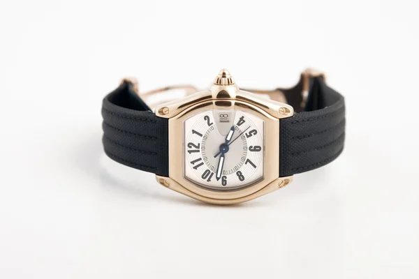 Schwarzes Armband und goldene Uhr — Stockfoto