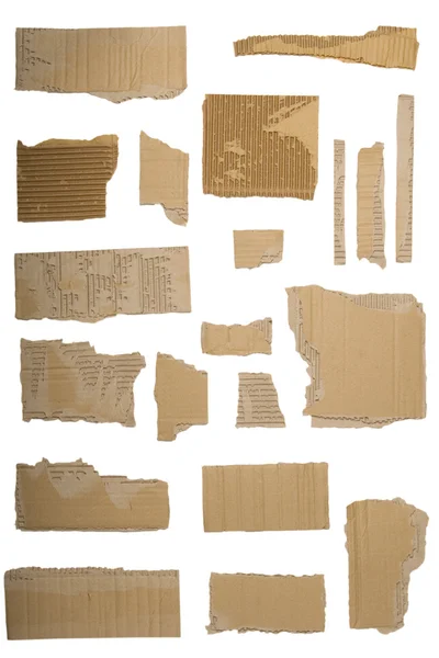Кусочки рваного коричневого гофрированного картона, изолированные на белом — стоковое фото