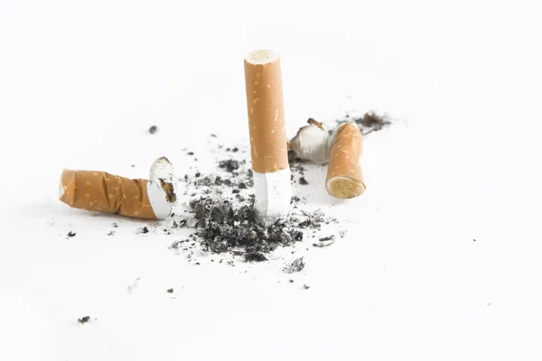 喫煙をやめる - タバコの吸殻, 喫煙のコンセプト, 白 — ストック写真