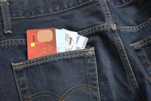 Jeans bolsillo con tarjeta de crédito, uso para ir de compras —  Fotos de Stock