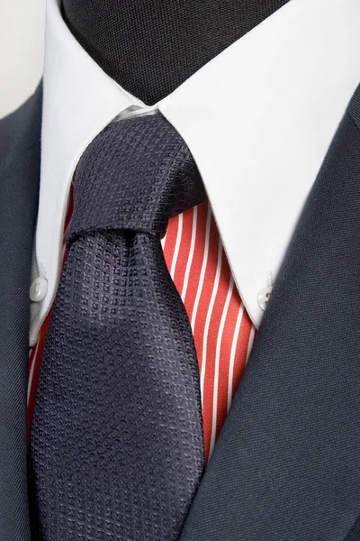 Mavi takım kravat ve kırmızı çizgili gömlek ile — Stok fotoğraf