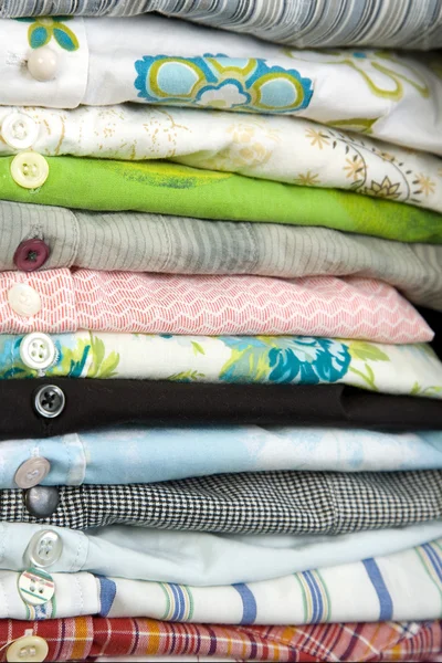 Pila di camicia colorata, dettagli di pulsanti — Foto Stock