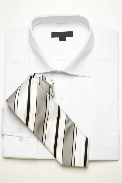 Klassisk vit skjorta och randig slips — Stockfoto