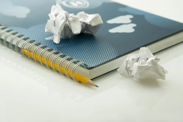 Zmuchlané papíry a notebook — Stock fotografie