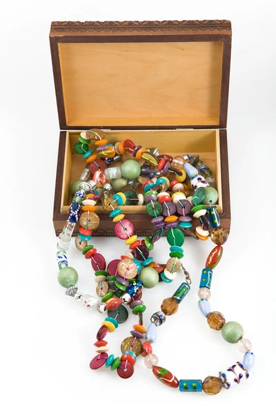 Ξύλινο κουτί με τα είδη ένδυσης fashion beads — Φωτογραφία Αρχείου