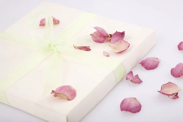 Present box with rose petals — Stock Photo, Image