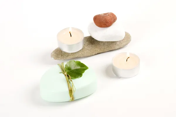 Zelené mýdlo, svíčka a barevné kameny — Stock fotografie