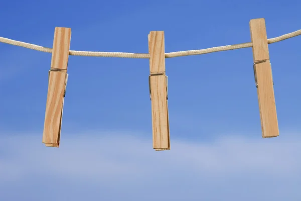 物干し用ロープと青い空を背景にペグ — ストック写真