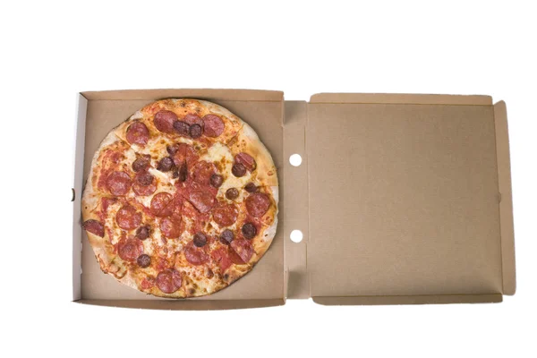 Пряная пицца на картонной коробке — стоковое фото