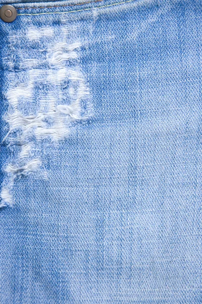Деталь рваного блакитного джинсу — стокове фото