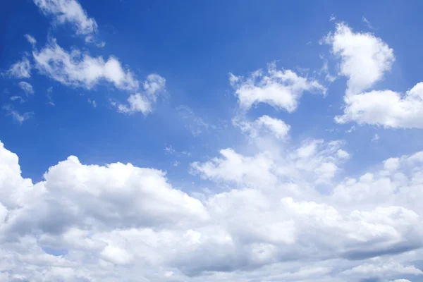 Parlak mavi gökyüzü güneşli beyaz bulutlar ile Telifsiz Stok Fotoğraflar