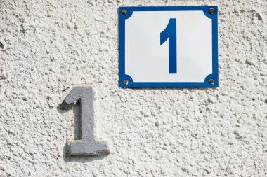 eski ve paslı bir numaralı ev