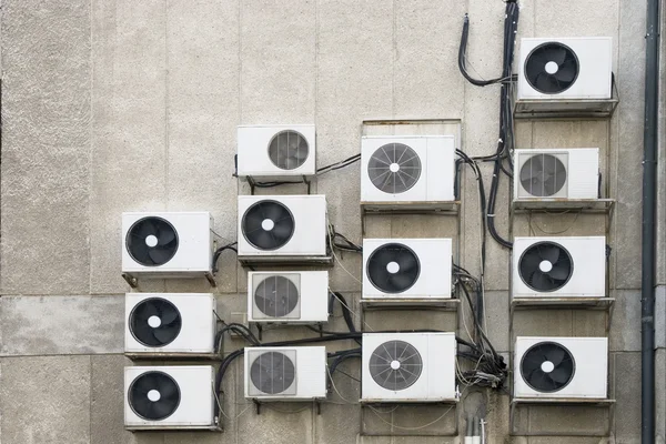 Air conditioner machines op de muur — Stockfoto