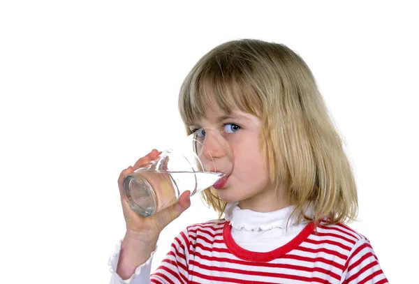 Menina bebe água — Fotografia de Stock