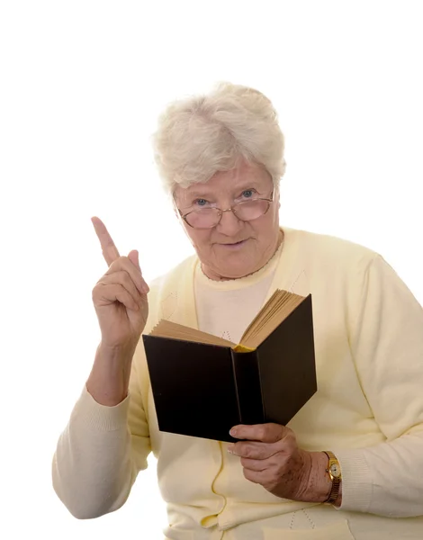 Бабушка читает книгу — стоковое фото
