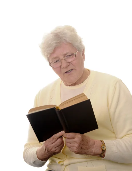 Бабушка читает книгу — стоковое фото