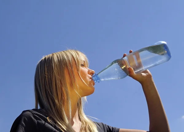 Jovem mulher bebe água — Fotografia de Stock