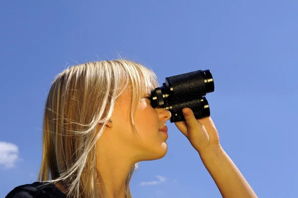 Young woman with binoculars — Stock Photo, Image