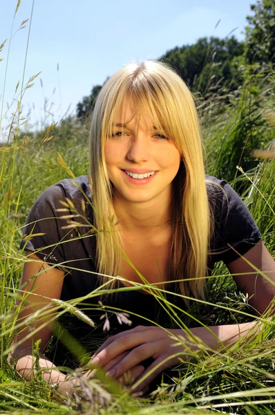 年轻的女子在一片草地 — 图库照片