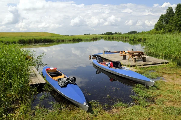 Canoas en la orilla del río —  Fotos de Stock