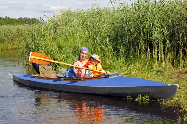 Mother and daughter in kayak — Stock Photo, Image
