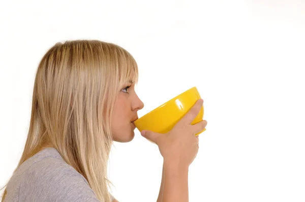 Frau trinkt aus einer Tasse — Stockfoto