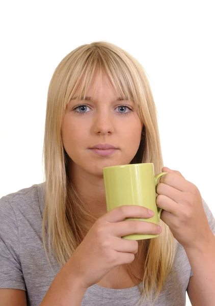 Frau trinkt aus einer Tasse — Stockfoto