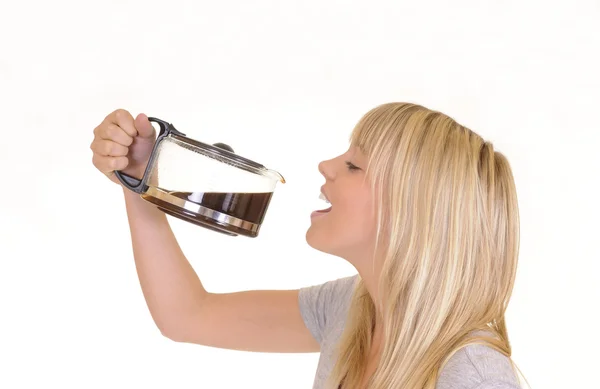 Kobieta pije kawę z dzban — Zdjęcie stockowe