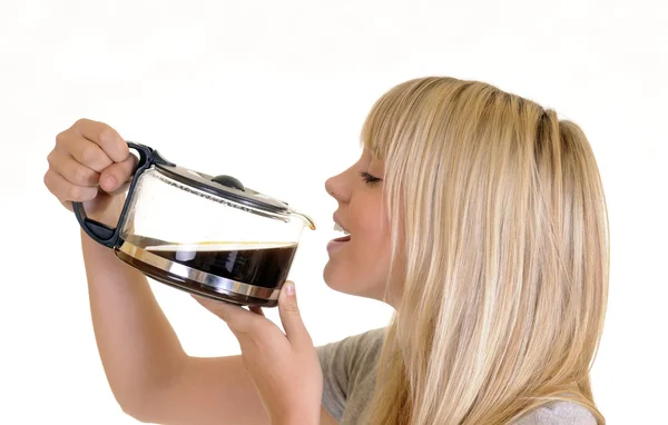从一个水罐喝咖啡的女人 — 图库照片