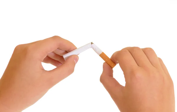 Handen breken een sigaret — Stockfoto