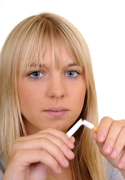 Женщина разбивает сигарету — стоковое фото